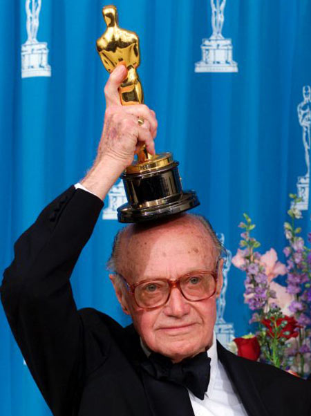 Jack Cardiff with his honourary Oscar in 2001