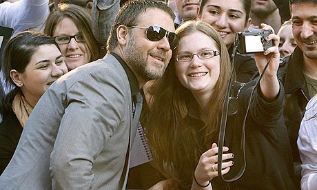 Russell Crowe with fans at the UK premiere of State of Play in London