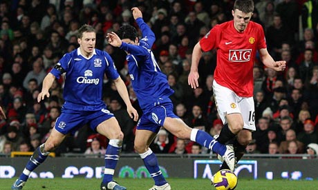 Michael Carrick runs with the ball against Everton