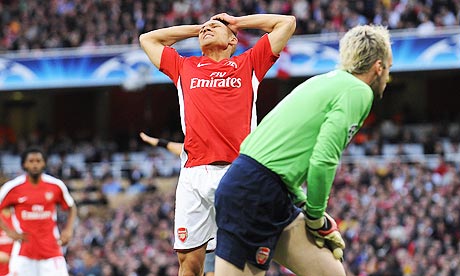 http://static.guim.co.uk/sys-images/Football/Clubs/Club%20Home/2009/5/5/1241559069804/Kieran-Gibbs-holds-his-he-001.jpg
