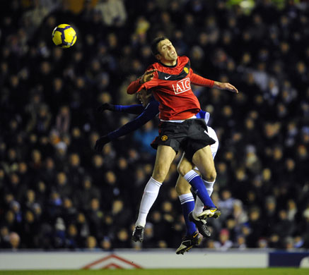 Birmingham: Michael Carrick outjumps Sebastian Larsson