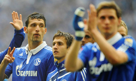 Kevin Kuranyi and team-mates applaud the fans after Schalke's defeat to Werder Bremen