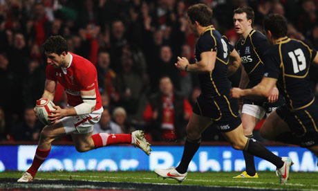 Alex Cuthbert scores try for Wales against Scotland
