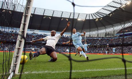 Jermain Defoe misses a good chance for Tottenham against Manchester City