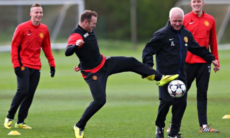 Wayne Rooney, second left, who had a toe injury, takes part in training for Manchester United