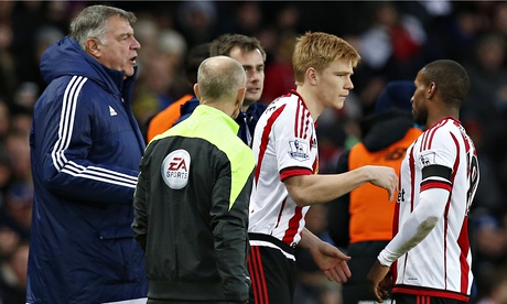 Sunderland's Jermain Defoe comes off for Duncan Watmore
