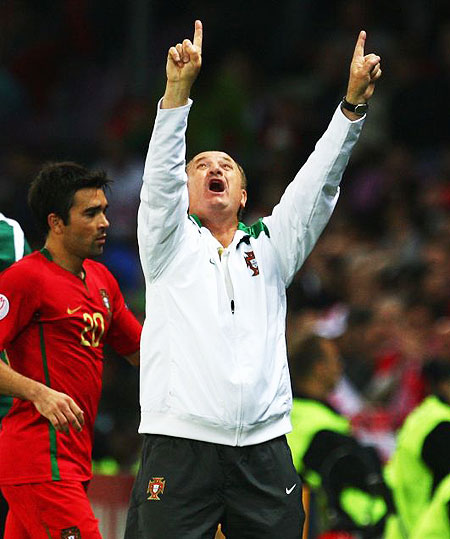 Luis Felipe Scholari celebrates