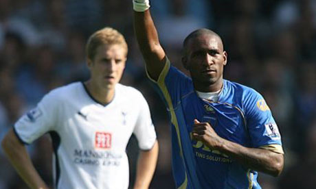 Jermain Defoe celebrates in front of Michael Dawson