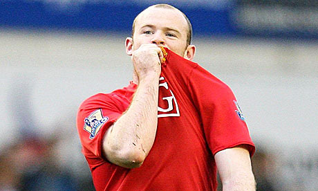 wayne rooney fotos. Wayne Rooney kisses the badge