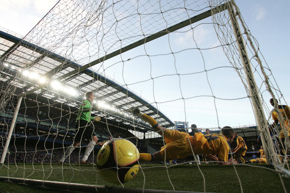 Salomon Kalou scores