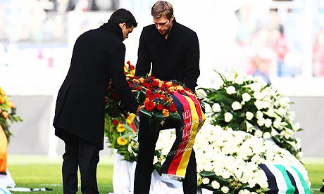 Michael Ballack and Per Mertesacker lay a wreath on Robert Enke's coffin.