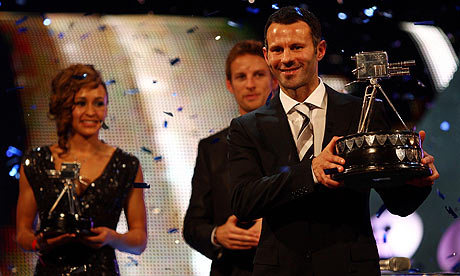 [Image: Ryan-Giggs-receives-his-a-001.jpg]