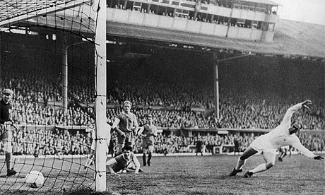 Alfredo di Stefano scores in the 1960 European Cup final