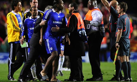 didier drogba body. Didier Drogba argues with