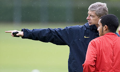 Arsène Wenger talks to Theo Walcott at Arsenal training