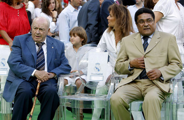 Cristiano Ronaldo: Real Madrid's honorary president Alfredo Di Stefano and Eusébio watch on