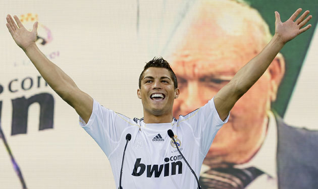 Cristiano Ronaldo: Cristiano Ronaldo milks the applause during his Real Madrid unveiling