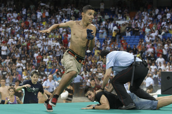 Cristiano Ronaldo: Real Madrid fans invade the field during Cristiano Ronaldo's unveiling