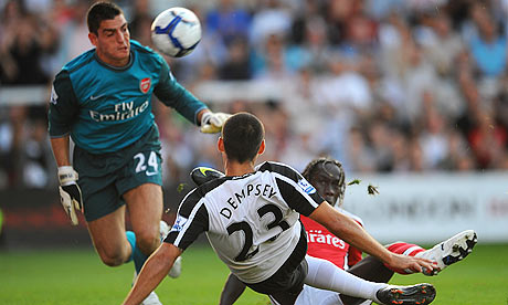 Arsenal goalkeeper Vito Mannone, Bacary Sagna and Fulham's Clinton Dempsey