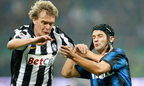 Milos Krasic challenges Cristian Chivu