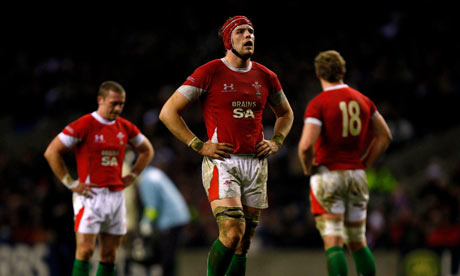 Wales second-row Alun-Wyn Jones was sin-binned for a Dylan Hartley.