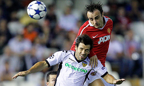 Dimitar Berbatov rises above Valencia's David Albelda