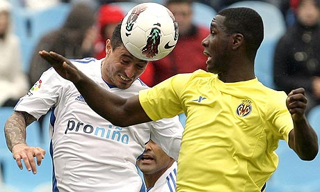 Zaragoza's Pablo Alvarez, left, battles for the ball with Villarreal Cristian Zapata