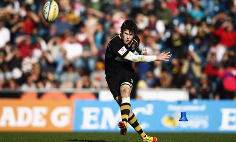 Elliot Daly kicks the penalty