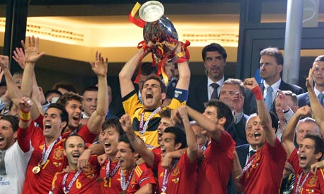 Spain lift the Euro 2012  008 Euro 2012 cerita sepakbola yang ga seru