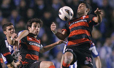 Celta Vigo s Argentinean Augusto Fernandez (R) controls the ball