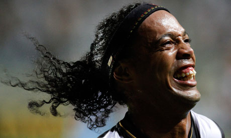 Ronaldinho celebrates scoring against Atlético Mineiro