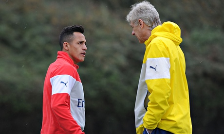 Arsenal's manager Arsène Wenger talks to Alexis Sánchez 