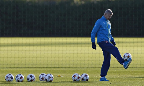 Arsène Wenger ponders the demise of R2.