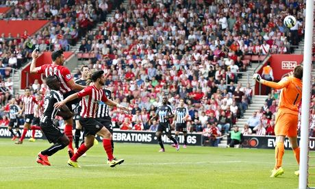 Southampton's Graziano Pellè puts Southampton 1-0 up against Newcastle in the Premier League