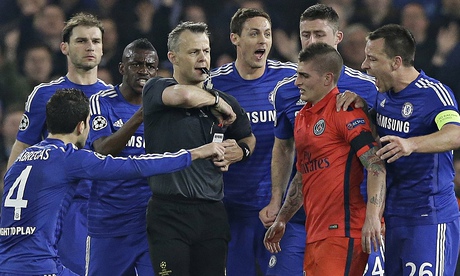 Chelsea players crowd referee v PSG