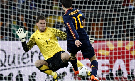 Maarten-Stekelenburg-Cesc-Fàbregas-Holland-Spain