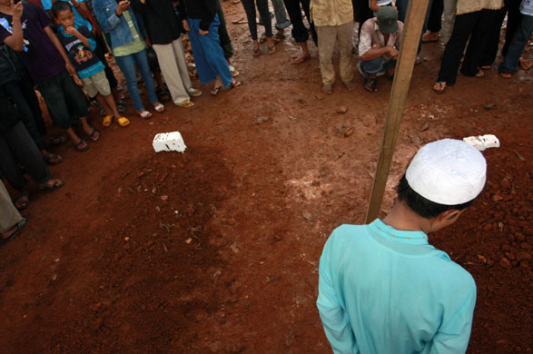 Gallery November 10 2008: Tenggulun, Indonesia: Residents attend the funeral of Bali bombers