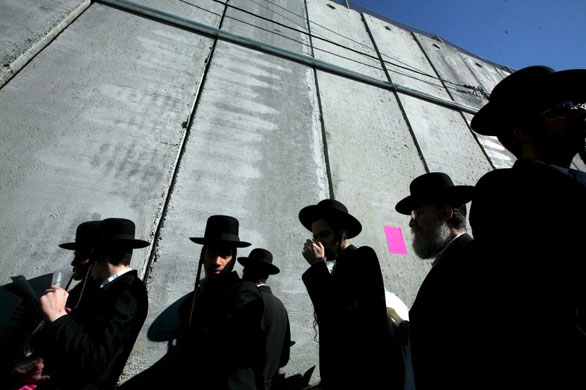 Gallery November 10 2008: Bethlehem, West Bank: Ultra-Orthodox Jewish men arrive at tomb
