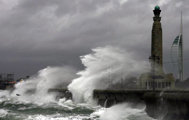 Gallery November 11 2008: Portsmouth , UK:  Winds batter Southsea seafront