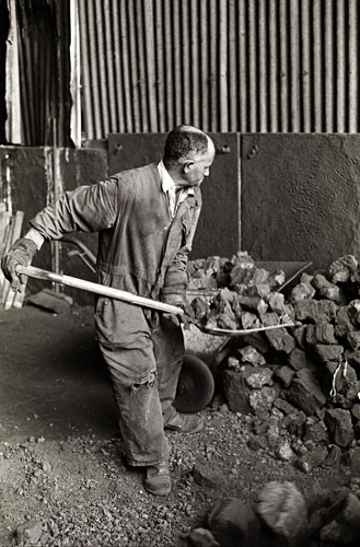 Gallery Yemeni immigrant workers: Yemeni man shovelling coal in Sheffield