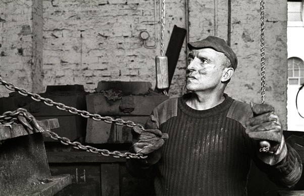 Gallery Yemeni immigrant workers: Yemeni worker operating lifting gear