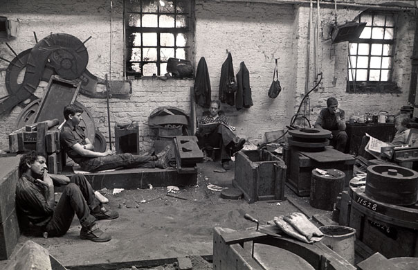 Gallery Yemeni immigrant workers: Lunch break in a foundry