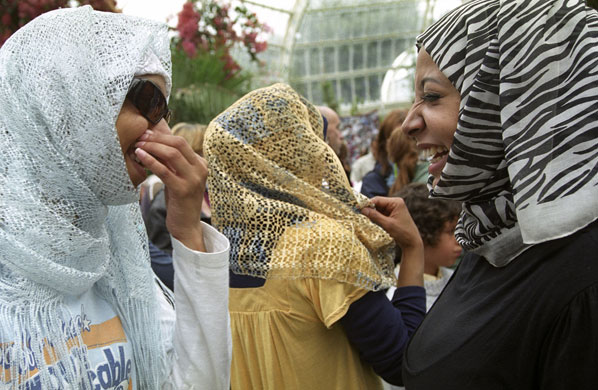 Gallery Yemeni immigrant workers: Young British Yemeni women chatting