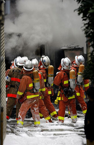 Gallery November 12 2008: Tokyo, Japan: Firefighters at a blaze that broke out at a building