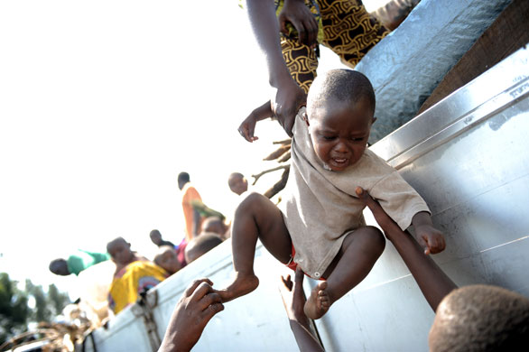 Gallery 24 hours 14/11/08: Congolese child is relocated from refugee camp in Goma 