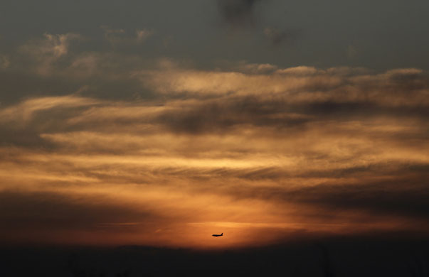 Gallery 24 hours 14/11/08: A civilian aircraft approaches Pristina airport