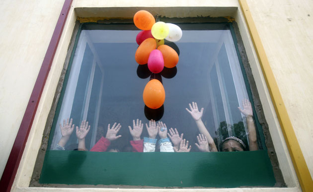 Gallery 24 hours 14/11/08: Children look out from a classroom in Chandigarh, India