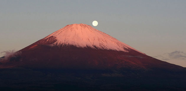 Gallery 24 hours 14/11/08: Snow-Capped Mount Fuji Appears A Scenic View