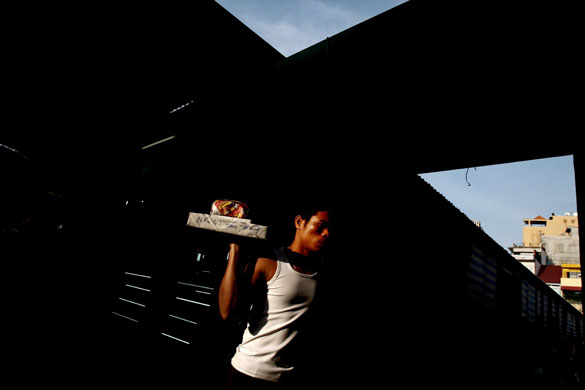 Gallery 24 hours 14/11/08: A waiter in Ho Chi Minh City, Vietnam 