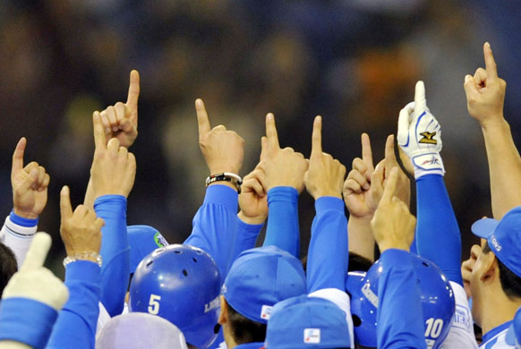 Gallery 24 Sport: Second runner Yoshito Ishi (L) of Japan's champion team Saitama Seibu Lions